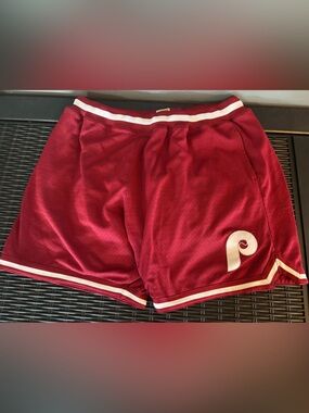 Men’s crimson Mitchell & Ness Philadelphia Phillies mesh shorts 2xL